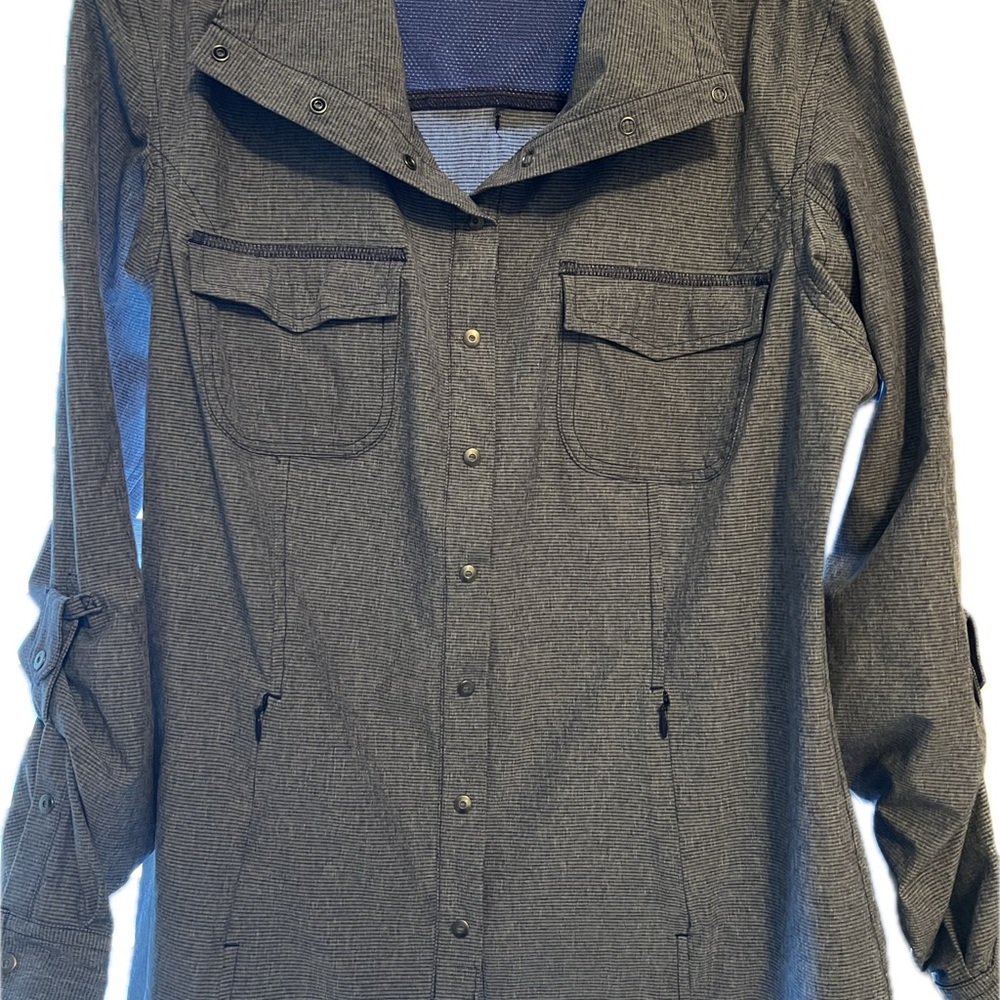 Duluth Trading Company Women's Gray button up shirt